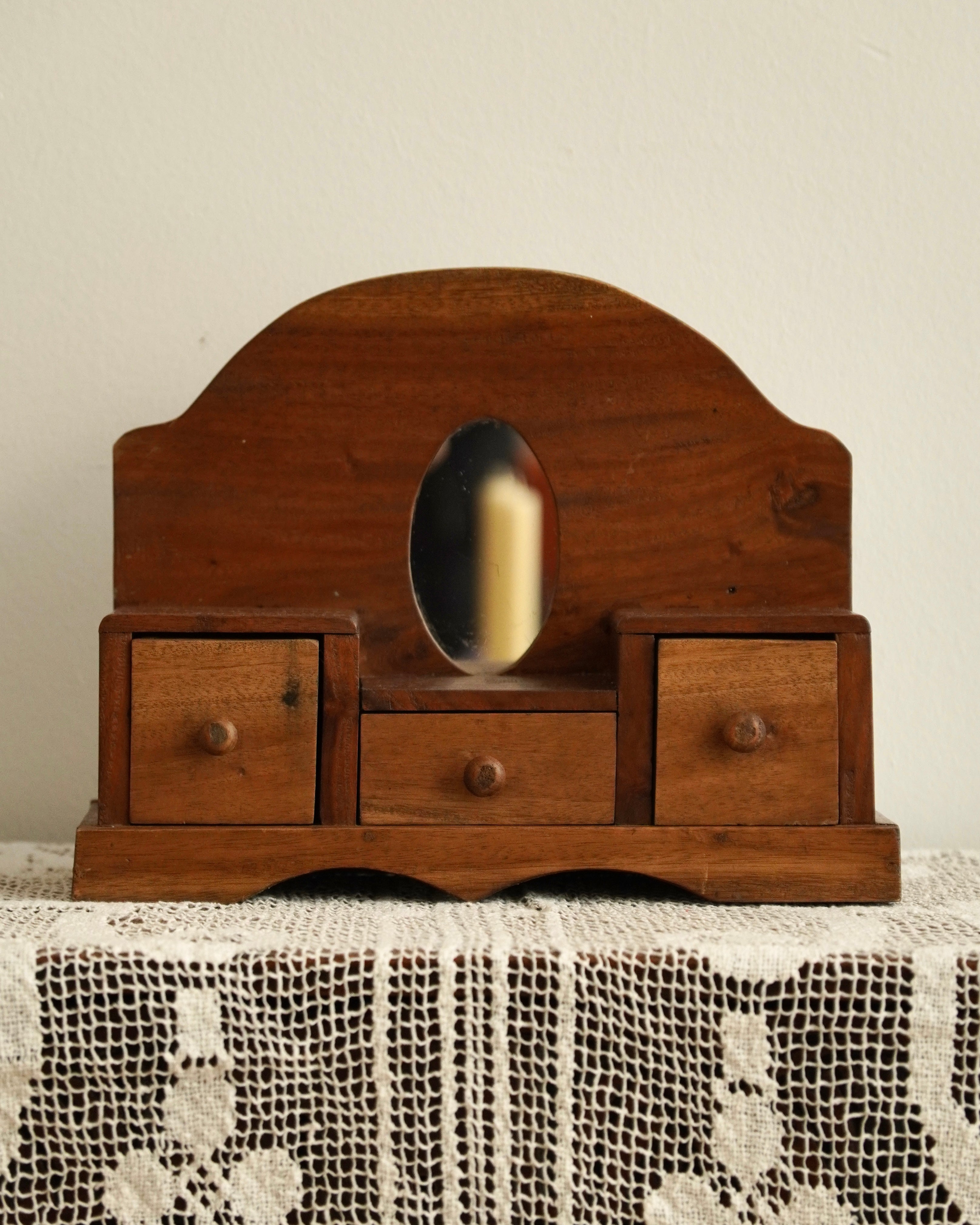 Small vanity mirror with 3 compartments