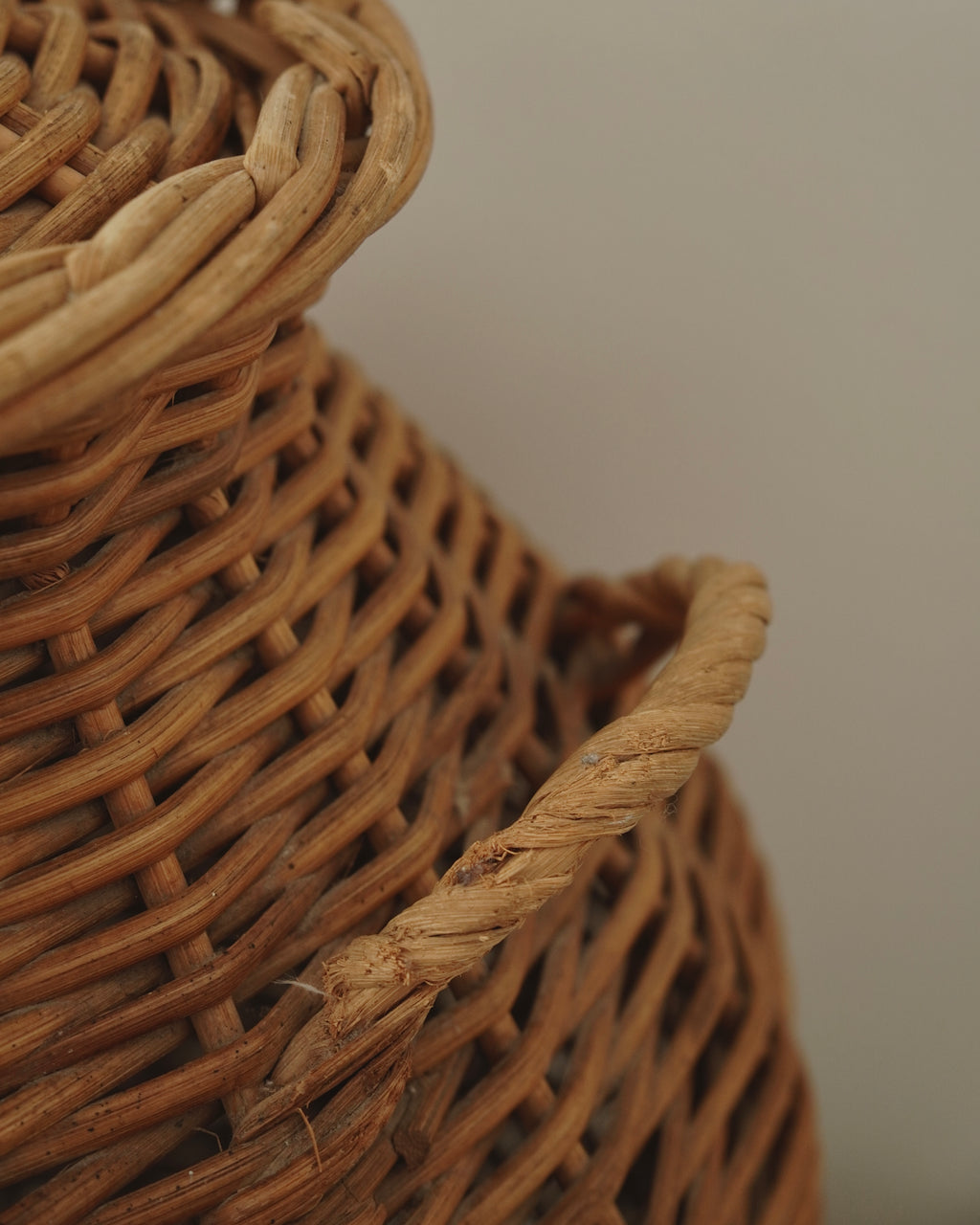 Cane urn-form woven laundry basket with handles and lid
