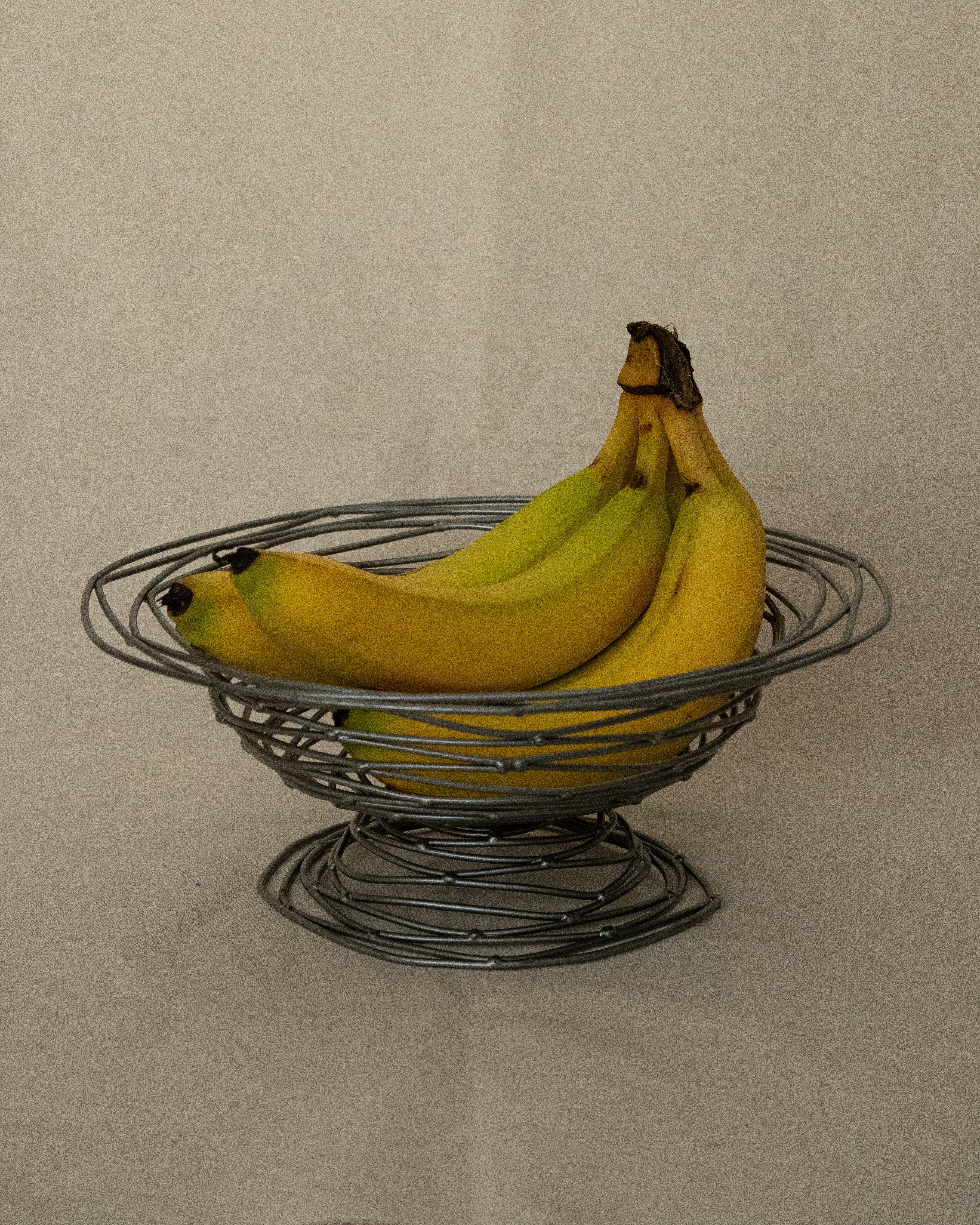Wire like metal bowl with round soldering details