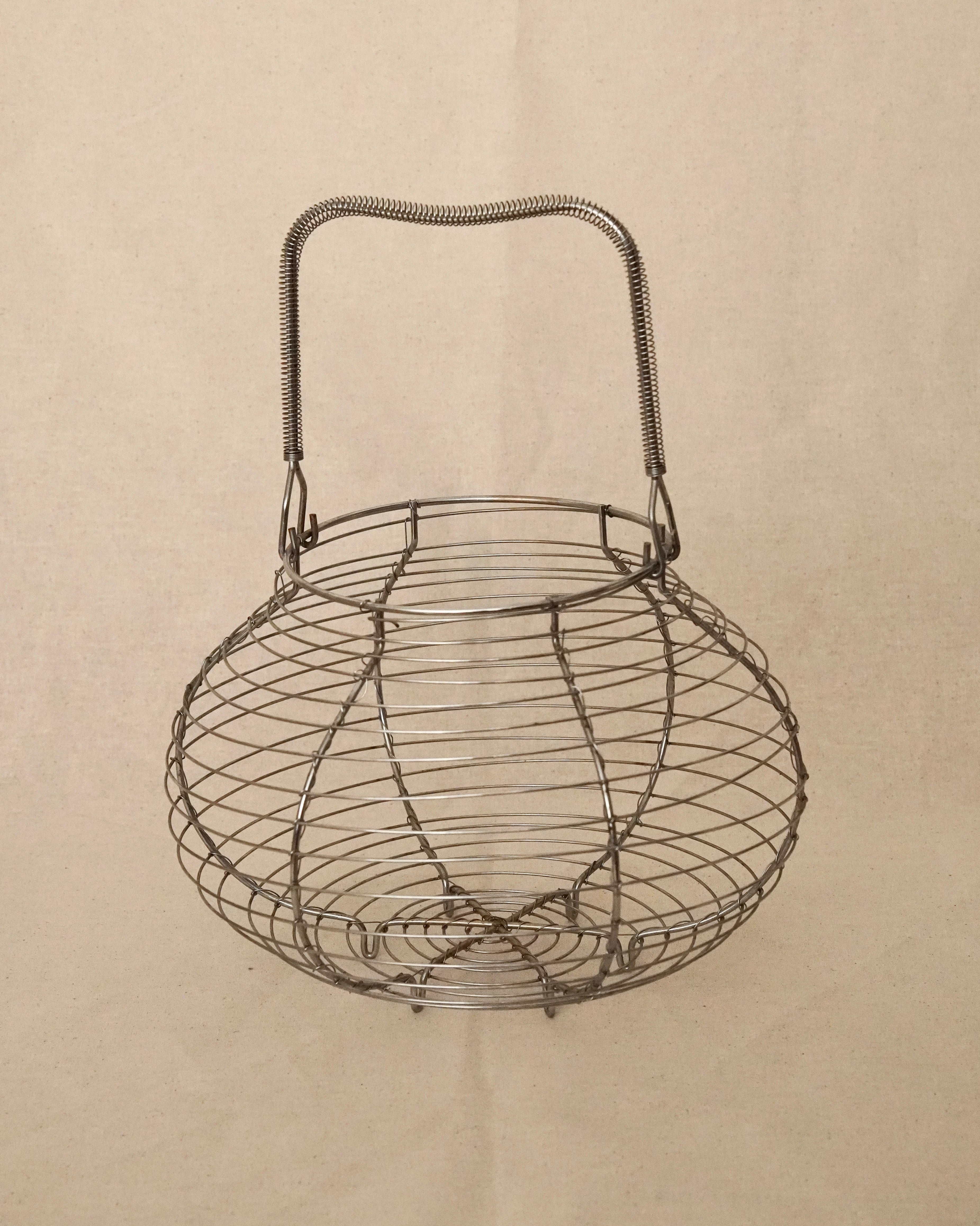 Wire basket with handle