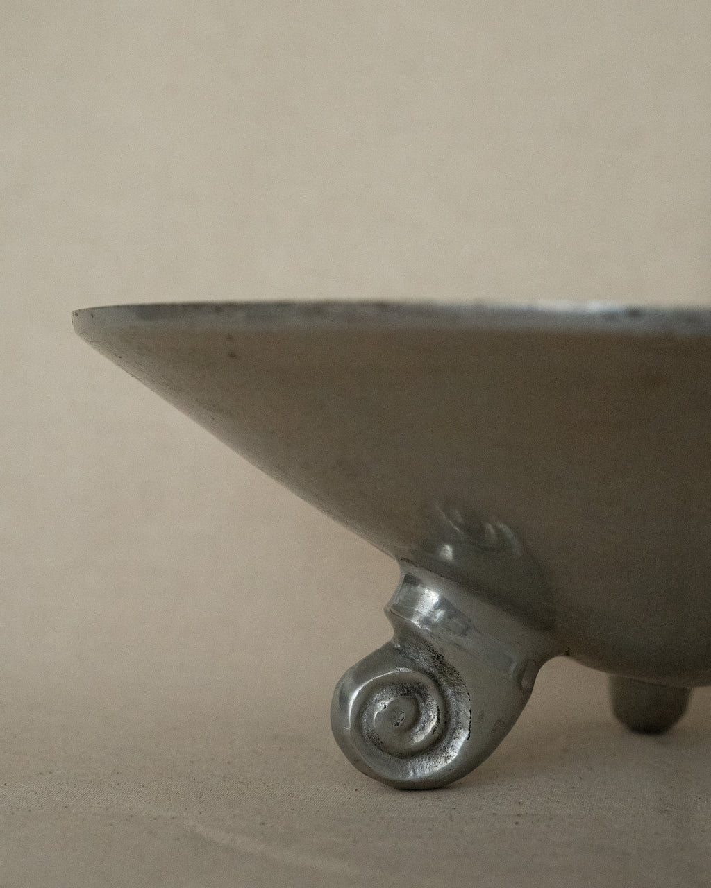 Aluminum bowl with three spiral feet