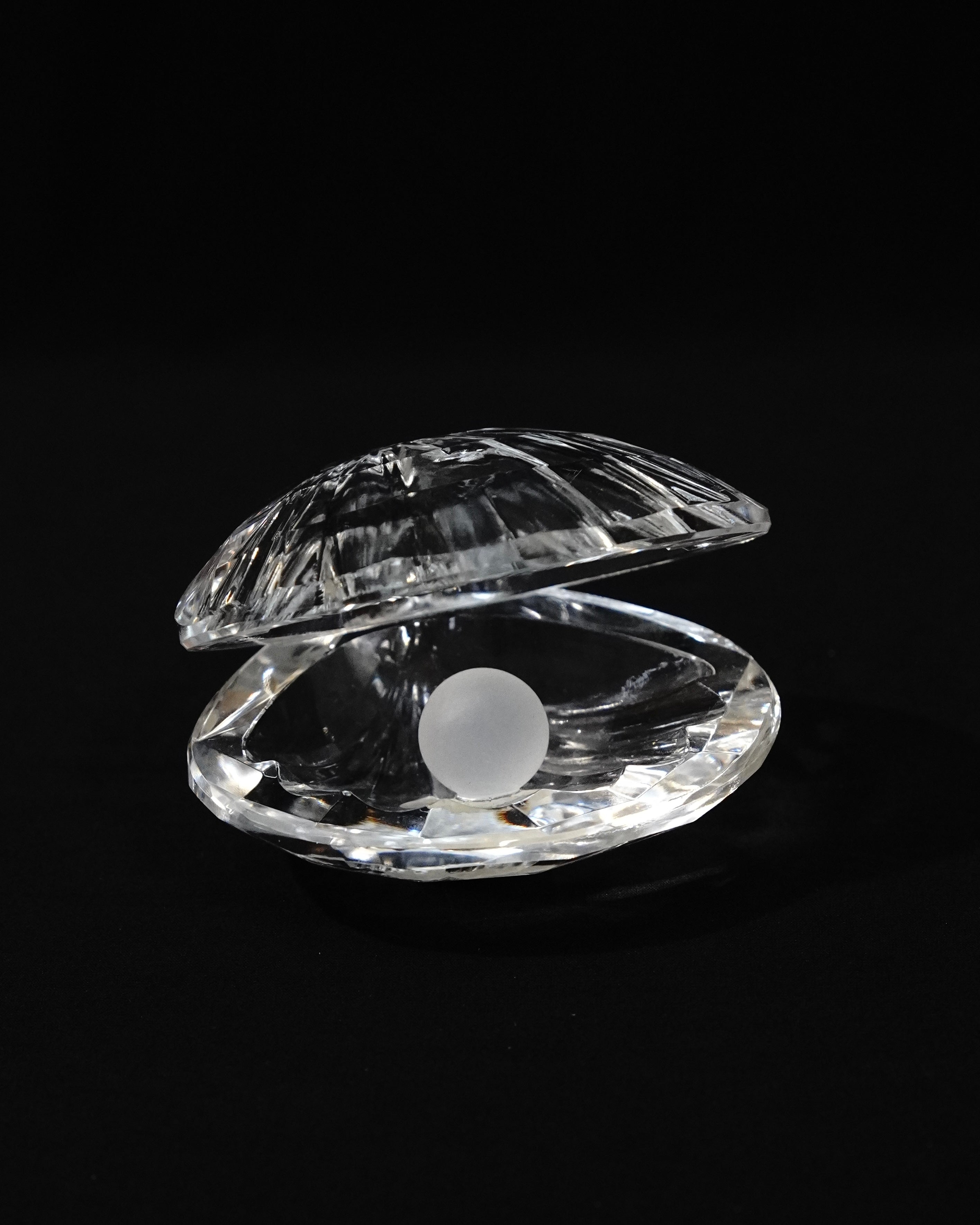 Crystal clam with pearl
