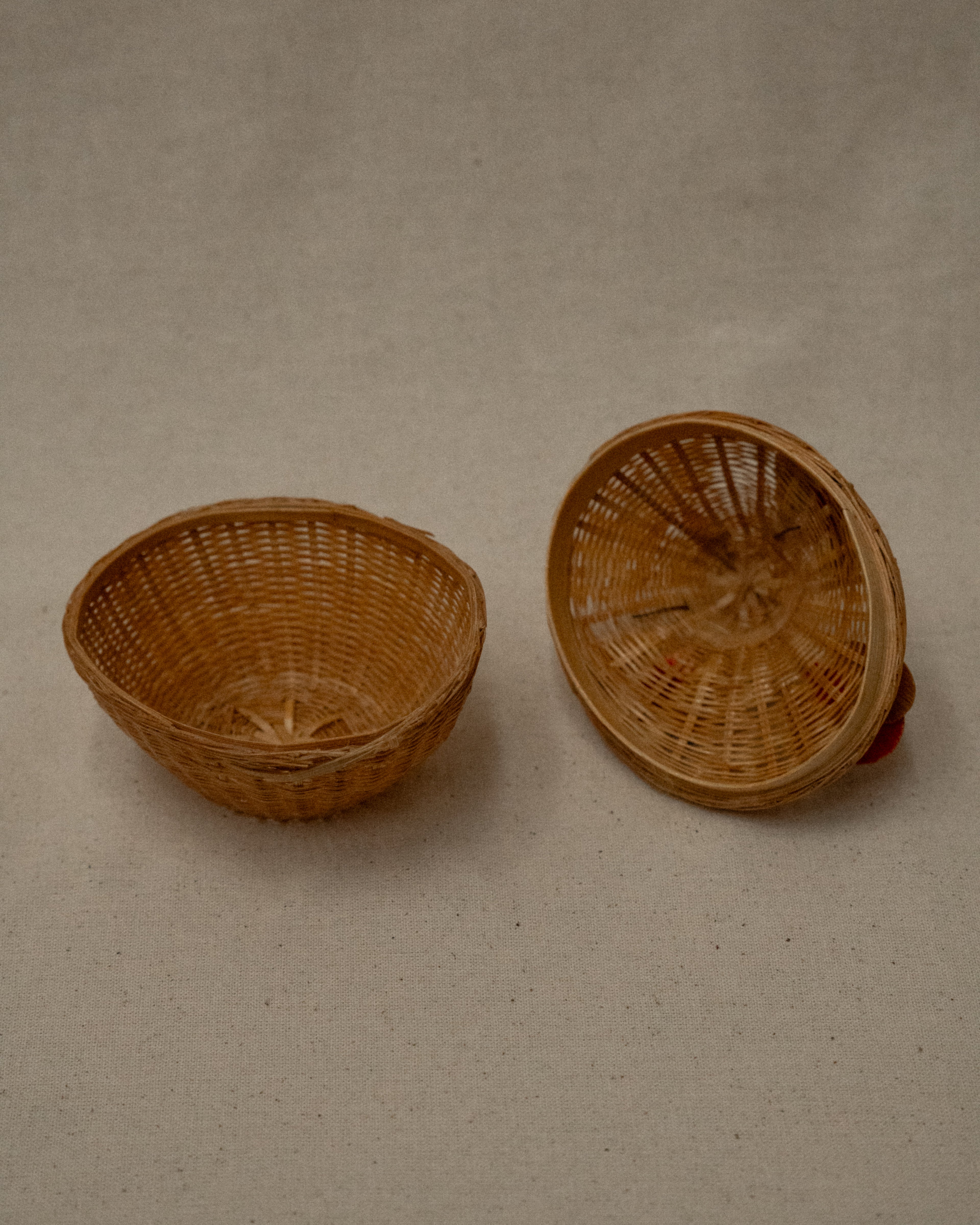 Woven rooster container