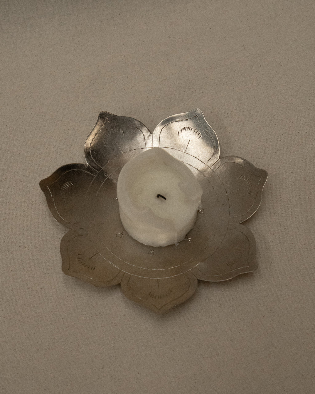 Flower shaped metal candle holder