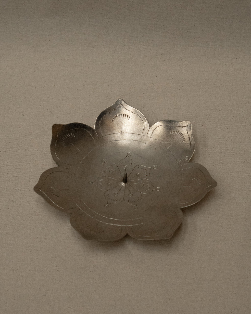 Flower shaped metal candle holder