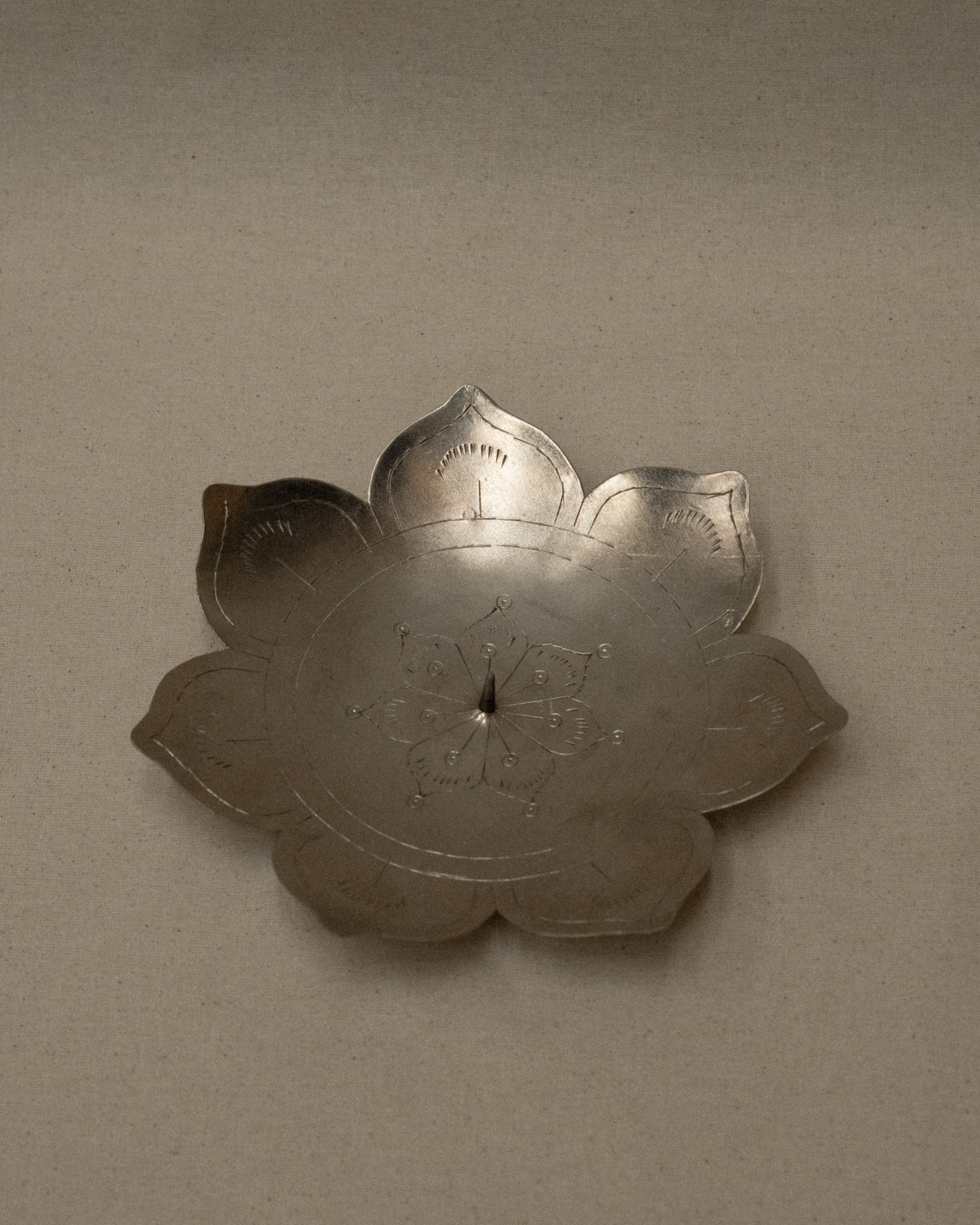Flower shaped metal candle holder