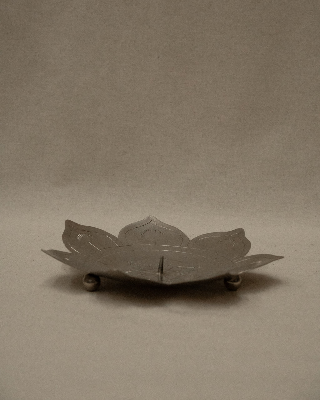 Flower shaped metal candle holder