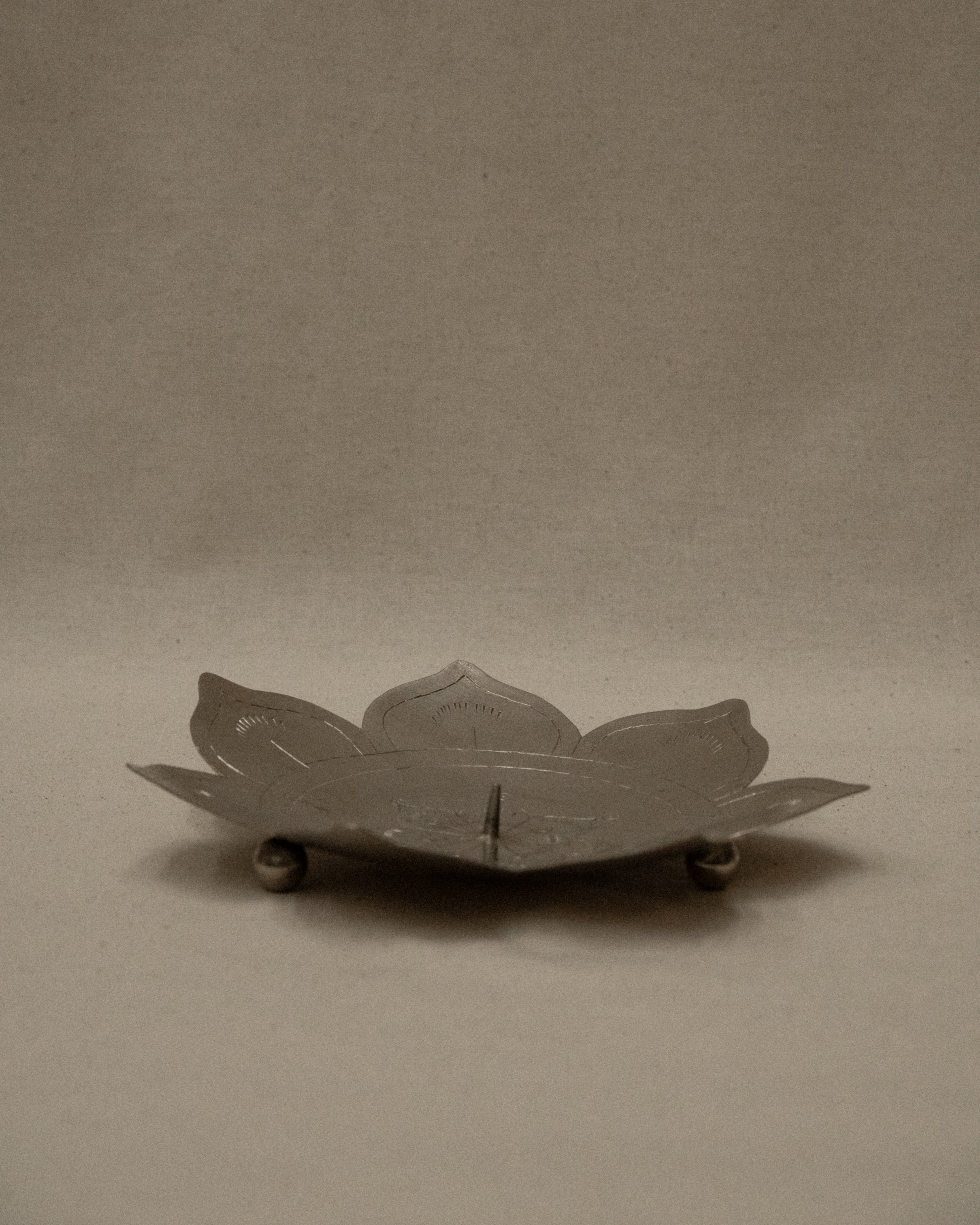 Flower shaped metal candle holder