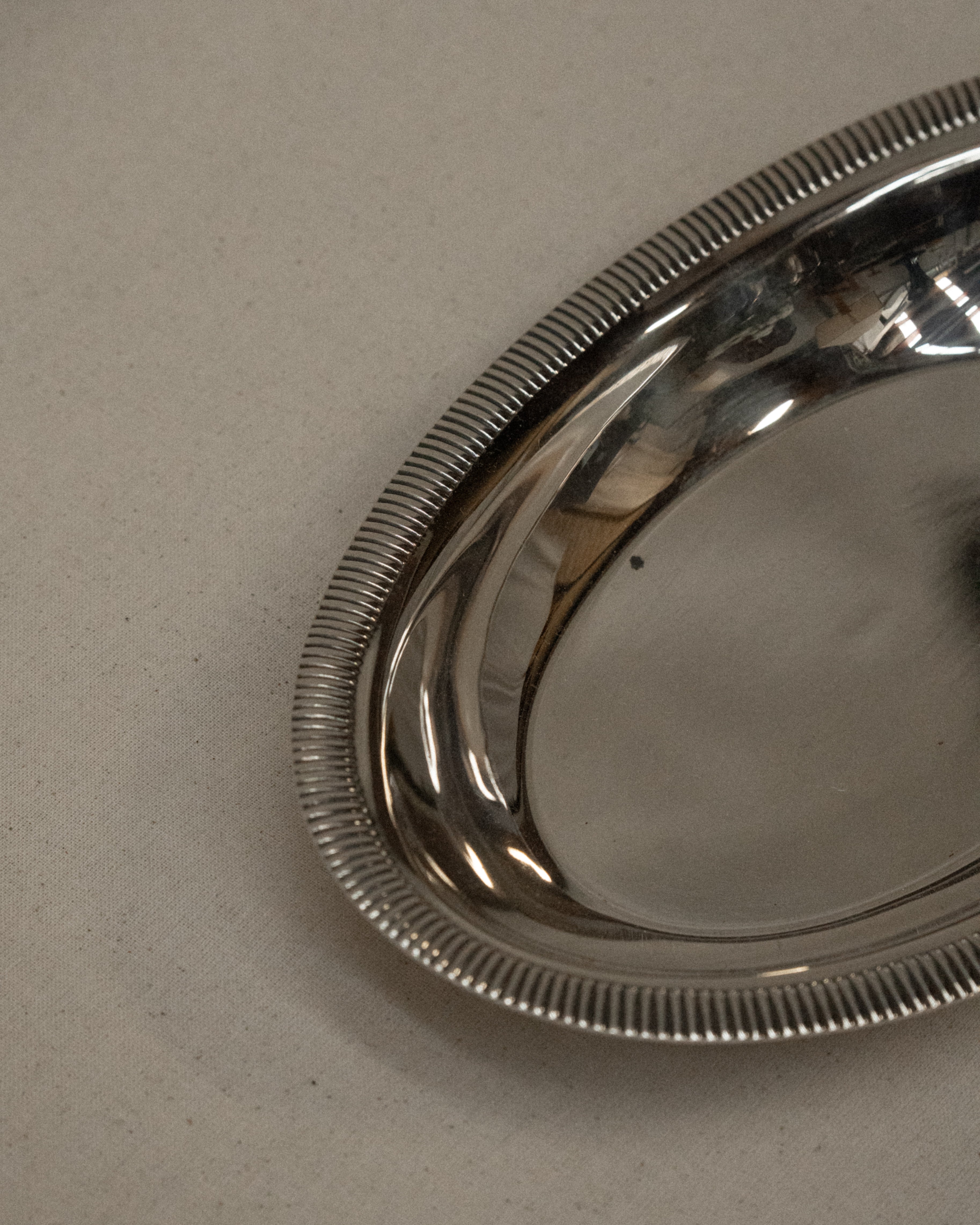 Silver plated tray in dip shape