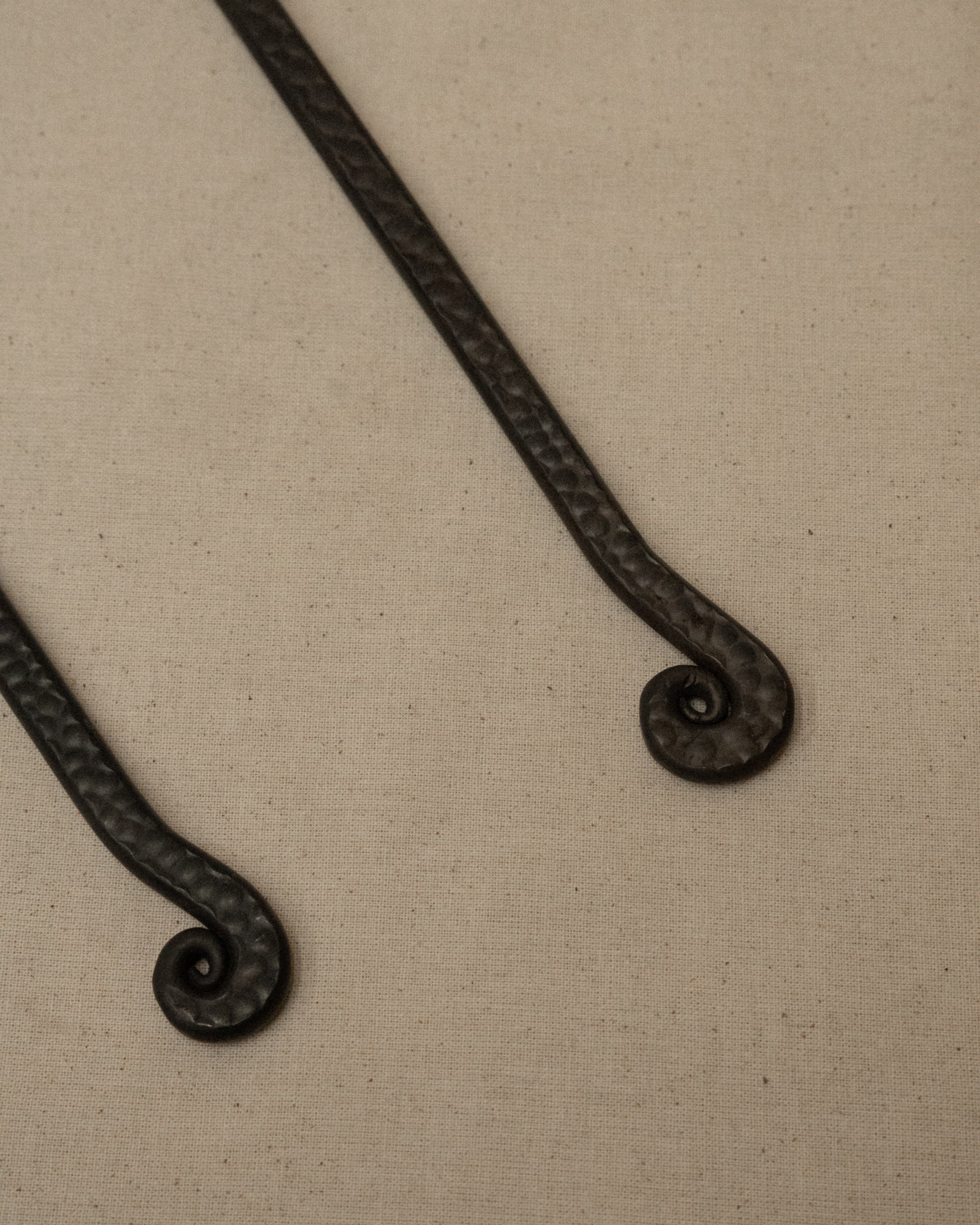 Hammered spiral end servers with black handle