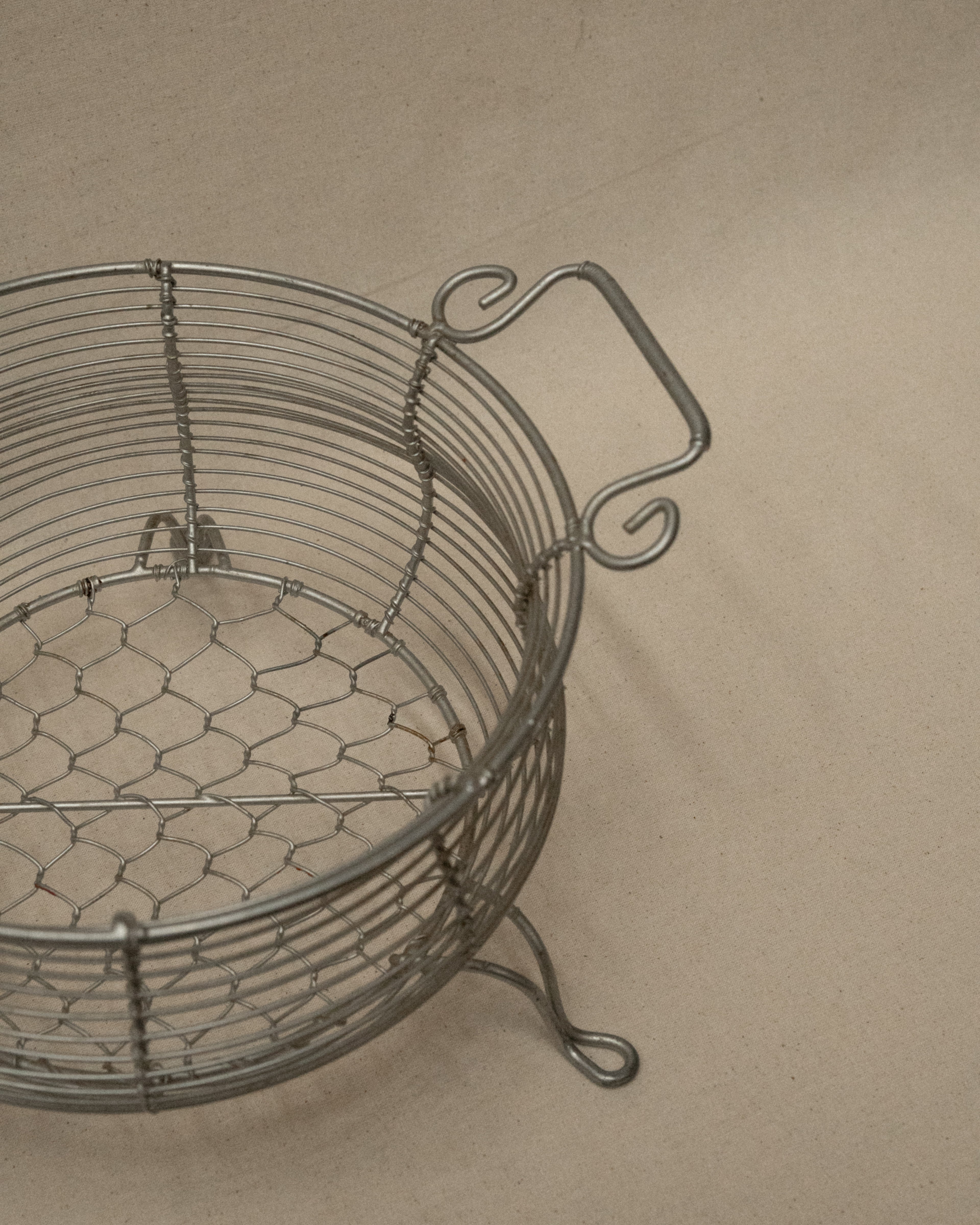 Wire metal basket with two handles and feet