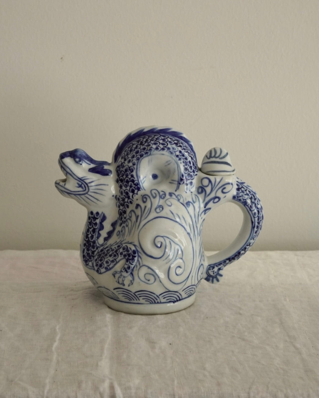 Chinese blue and white ceramic dragon jug/teapot