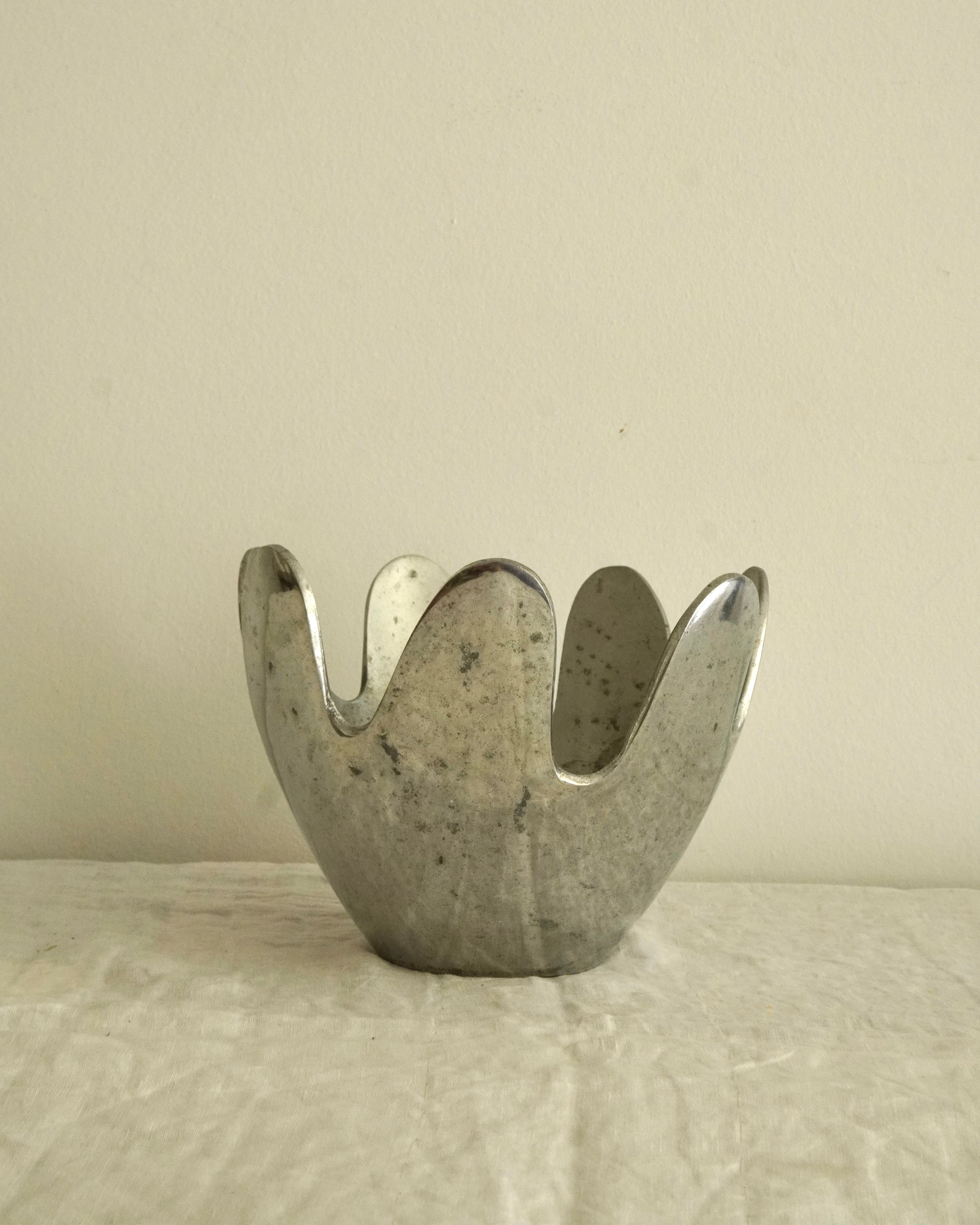 Aluminum wavy bowl