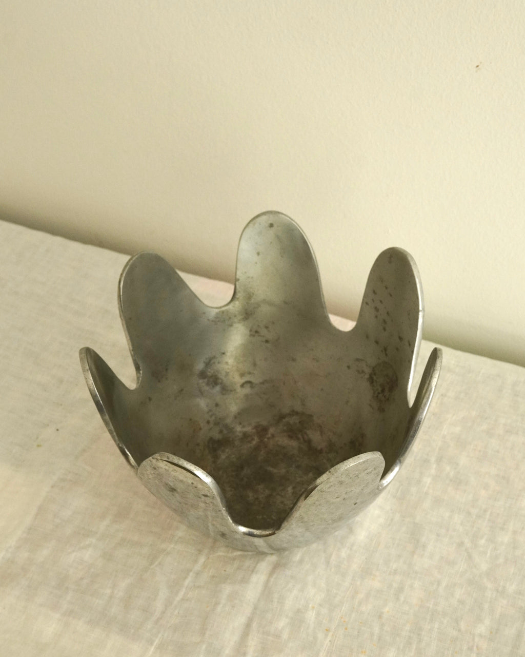 Aluminum wavy bowl