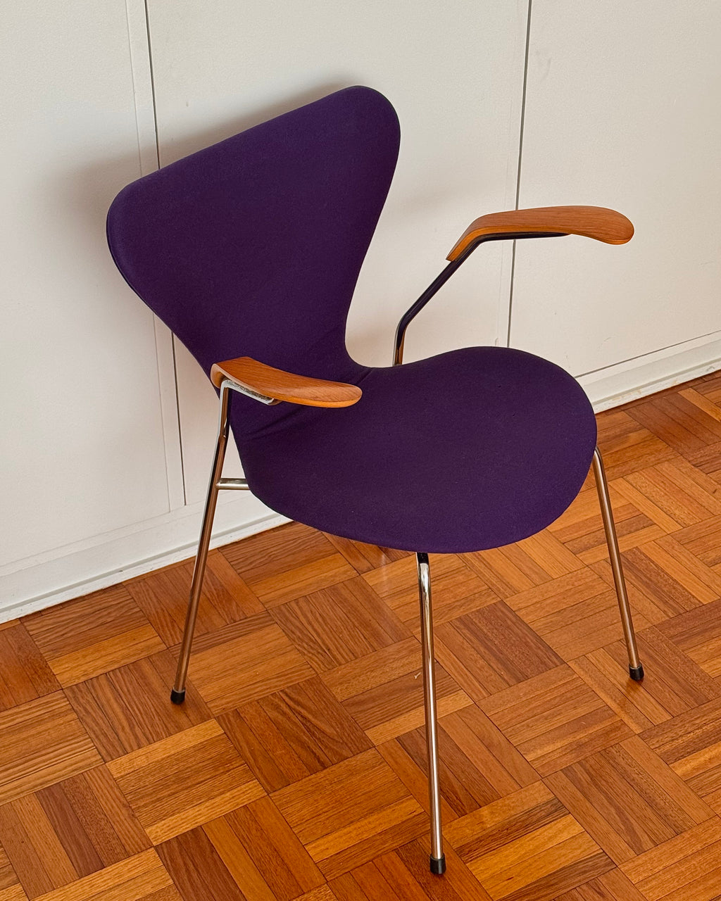 Arne Jacobsen Syver chair in original purple wool upholstery and wooden armrests on chrome frame
