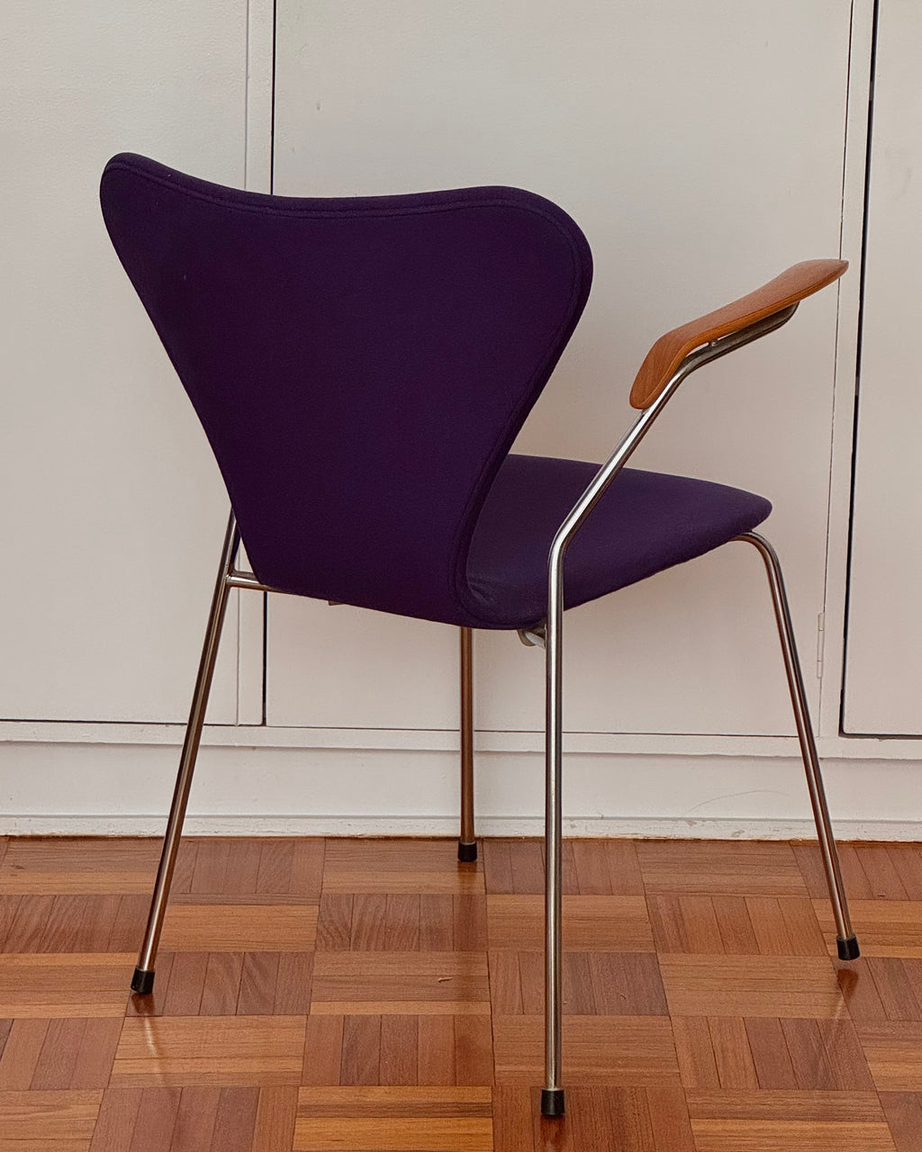 Arne Jacobsen Syver chair in original purple wool upholstery and wooden armrests on chrome frame